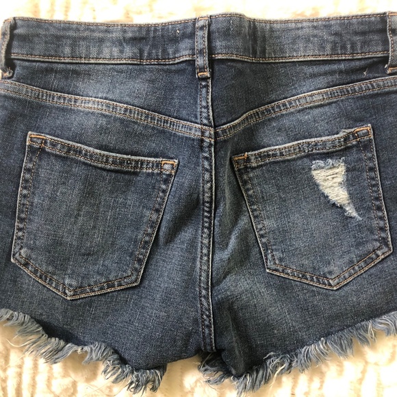H&M distressed denim shorts- 2 - Picture 3 of 3